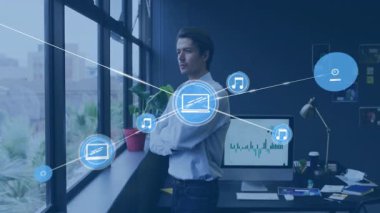 Ofisteki profesyonel iş adamları, şehir manzarasına bakıp ağa bağlanan simgeleri ateşliyor. Şirket, yenilik, bağlantı, modern, teknoloji, strateji, çalışma alanı