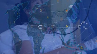 Doktor içeri girip doğum öncesi kalp atışlarını dinlerken dünya haritası artan takip sağlığını örtüyor. Sağlık, teletıp, dijital tıp, annelik, hasta denetimi, tıbbi teknoloji, hastane ortamı