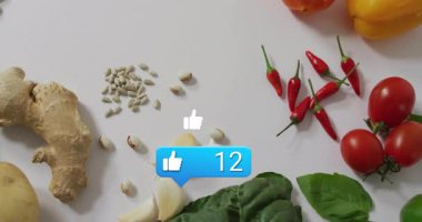 Üretim güncellemesi üzerinde görünen kabarcık sayımı sever ve bağlılık gösteren başparmaklar yukarı simgeleri gösterir. Taze ürün, sosyal medya bağlantısı, gıda tasarımı, canlı renkler, tepeden tırnağa görünüm, sağlıklı malzemeler, dijital etkileşim