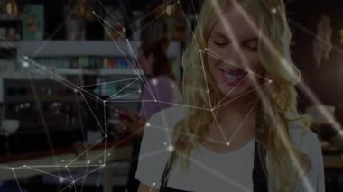 Kahve dükkanı kahvecisi tablete bakıyor ve siparişi doğrularken ağ örtüsünü etkinleştiriyor. Teknoloji, müşteri hizmetleri, dijital etkileşim, konukseverlik, yenilik, takım çalışması, modern