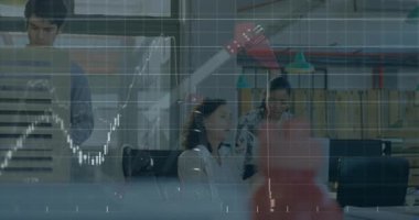 Analizci planları getiriyor, tasarımcı ayarlama paneli, yükselen çizelgeleri olan mimar teftişi. İşbirliği, mimari, plan, profesyonel, tasarım, takım çalışması, modern