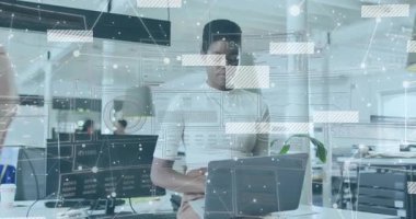 Ofis profesyoneli laptopu açıyor ve ağ verilerini yoğunlaştırarak izlemek için daktilo ediyor. Teknoloji, işbirliği, modernite, üretkenlik, dijital, çalışma alanı, yenilik