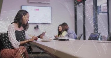 Tableti dinleyen kadın, dijital şebekeyi canlandıran ve telefon verilerini inceleyen bir belge hazırlıyor. Şirket, takım çalışması, yenilik, modern, işbirliği, dijital, profesyonel