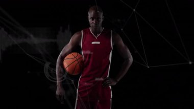 Erkek basketbolcu kafa kaldırıyor ve oyun analizi için çizgi ağı darbeleri olarak duruşunu ayarlıyor. Sporcu, spor, dijital, teknoloji, görselleştirme, hareket, fitness