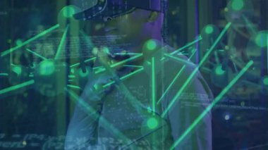 Teknoloji araştırmacısı VR kulaklığı ayarlıyor düğümler seçiyor ve holografik ağ kaymasını keşfediyor. Etkileyici, yenilikçi, gelecekçi, dijital, etkileşimli, yüksek teknoloji, görselleştirme