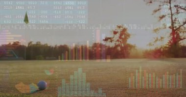 Golf topuna vurmaya yeşil ışıkta başlayan kulüp başı hız mesafesi yörüngesini takip ediyor. Spor, analiz, teknoloji, kesinlik, açık hava, boş zaman, veri görselleştirme