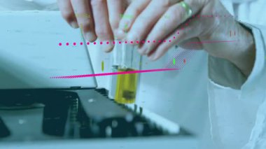 Laboratuvar bilim adamı analizciden tüp alıyor ve sıvı görselleştiren şamdan çizelgeleri üretiyor. Araştırma, kesinlik, yenilik, teknoloji, deney, analiz, veri