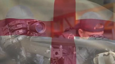 Komutayı alan operatörler, eğitim merkezindeki keskin nişancı tüfeklerini ayarlıyorlar. Animasyon dürbünü gösteriyorlar. Taktik, keskin nişancılar, eğitim, hassasiyet, ordu, takım çalışması, endüstriyel