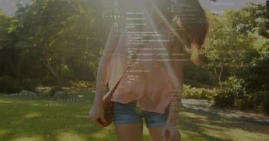 Çantası olan bir kadın çimenleri temizliyor, saçlarını tarıyor, günışığını canlandırıyor ve sürüş reklamını yapıyor. Doğa, açık hava, rahatlık, dinginlik, yaşam tarzı, gündelik, zarafet