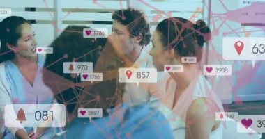 Meslektaşlar sosyal medya ölçümlerini analiz ederek grup etrafında canlandırılmış simgeler oluşturmaya başladılar. İşbirliği, veri görselleştirme, takım çalışması, iş, analitik, yenilik, dijital