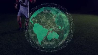 Erkek futbolcu, sanal dünyanın ortaya çıkıp ağ gücünü gösteren bir hokkabazlık yapıyor. Atletik, yenilik, modern, teknoloji, spor, bağlantı, fütüristik