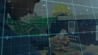 Teknoloji laboratuarındaki düğmeyi çevirdikten sonra teknisyen kontrollerde animasyon kaplamalı ölçüm aletini kontrol ediyor. Sanayi, teknoloji, kesinlik, mühendislik, makine, yenilik, bakım