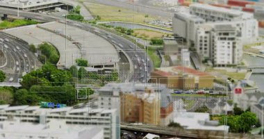 Drone üstgeçişi taramayı başlatıyor, sınır kutuları ve etiketleri üretiyor, bağlantı noktasına odaklanıyor. Hava görüntüsü, ulaşım, altyapı, akıllı sistemler, kentsel planlama, veri analizi, teknoloji