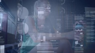 Kadın sallanan şişe kapağına uzanıyor ve jimnastik salonunda su verme grafiklerini aktifleştirirken içiyor. Fitness, hydration, health, sport, wellness, activewear, motive