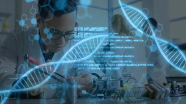 Devre kartlarını lehimleyen erkek bilim adamı DNA sarmalı ve yedek kulübesinde yoğunlaşan kod grafikleri oluşturuyor. Araştırma, yenilik, fütüristik, teknoloji, işbirliği, hassasiyet, bilim