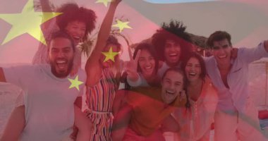 Arkadaşları plajda turizm reklamında Çin bayrağını ABD çizgileriyle birleştiriyor. Kutlama, dostluk, çok kültürlü, boş zaman, canlı, pozitif, birlik.