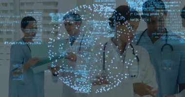 Sağlık ekibi tableti tıkırdatıyor, kaydırma kodunu izliyor ve dünyayı tıbbi analiz için çeviriyor. Tıbbi, işbirliği, profesyoneller, dijital, yenilik, analitik, gelecek