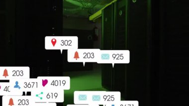 Bildirim simgeleri ortaya çıkıyor ve sırayla sunucuların raflarının önünden geçiyor, dijital bağlantıyı gösteriyor. Teknoloji, siber güvenlik, dijital, veri, yenilik, ağ, fütürist