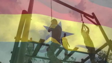 Yetişkin bir adam öne doğru adım atıyor. İp sıkıyor ve dışarıda spor yaparken engelleri tırmanıyor. Macera, takım çalışması, azim, açık hava, güç, aktif, rekabet