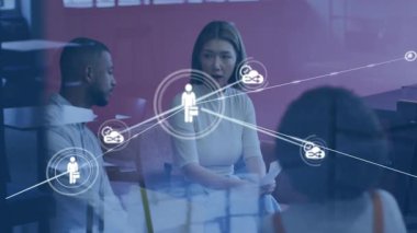 Ağ kuran kadın konuşuyor ve sonsuz ikonlar genişliyor ve iş arkadaşlarını birbirine bağlıyor. İşbirliği, takım çalışması, yenilik, dijital, bağlantı, modern, profesyonel