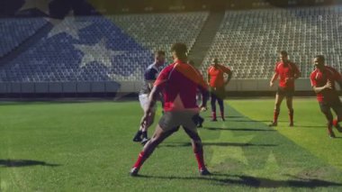 Çizgili rugby oyuncusu hareketli momentum okuyla sahada pası alıyor ve çizgiyi kırıyor. Atletizm, rekabet, takım, aksiyon, açık hava, takım çalışması, enerji