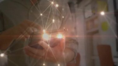 Ofis çalışanı verileri görselleştirirken telefon ekranını aktif hale getiriyor. Teknoloji, bağlantı, yenilik, dijital, fütüristik, iletişim, veri