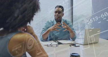 İş toplantısındaki adam sunuma başlarken animasyon mimari veri örtülerini başlatıyor. İşbirliği, takım çalışması, yenilik, modern, kurumsal, analitik, iletişim