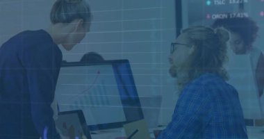 Analizci güncelleme analizi yazarken bir yandan da tablolara işaret eden kadın. İşbirliği, veri, analiz, takım çalışması, iş dünyası, dijital, modern