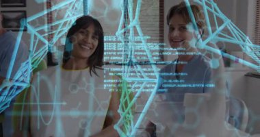 Klinisyen katılırken, iki kadın moleküler kodların şeffaf bir hologramına gülümsüyor. Tıbbi, teknoloji, yenilik, işbirliği, fütürizm, dijital, sağlık