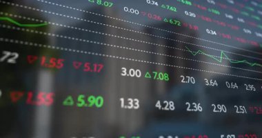 Cam borsa saat ekranına yakınlaştırılan kamera, piyasa eğilimlerini gösteren verileri güncellemeye çalışıyor. Finansal, veri, analiz, modern, teknoloji, kentsel, bilgi