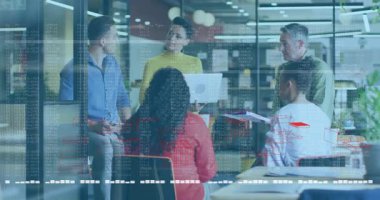 Sarı kazaklı sunucu, takım iş planına rehberlik ederken dizüstü bilgisayarını eğip fikirleri açıklıyor. İşbirliği, takım çalışması, yenilik, dijital arayüz, beyin fırtınası, modernlik, profesyonel