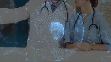 Doktor Tap tableti, hemşire muayeneyi izlerken dönen tıbbi dünya hologramını güncellemek için. Sağlık, teknoloji, yenilik, işbirliği, dijital, profesyonel, gelecekçi