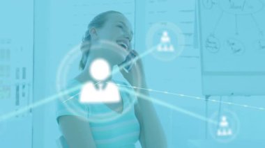 Kadın telefon ediyor, iletişim için yarı saydam ağ simgelerini canlandırıyor ve gülümsüyor. Teknoloji, bağlantı, dijital, profesyonellik, yenilik, işbirliği, iletişim