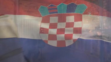 Dört kişilik taktik giriş ekibi eğitim dumanı altında depo koridorunu boşaltmak için kapıyı itiyor. Askeri, güvenlik, savaş, şehir, eylem, stratejik, yoğun