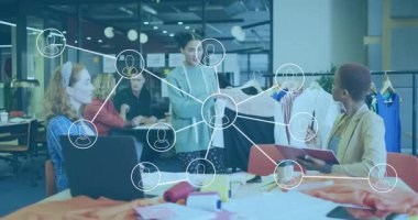 Moda yönetmeni iş birliği için ağ düğümlerini gösterirken etek sunuyor. Yaratıcılık, takım çalışması, yenilik, modern, işbirlikçi, tasarım, endüstri