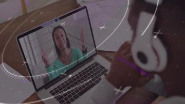 Adam kulaklık takıyor ve dizüstü bilgisayarında bir kadınla uzaktan iş toplantısına katılıyor. İşbirliği, iletişim, profesyonellik, teknoloji, çalışma alanı, odak, ifade