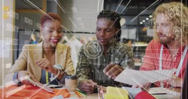 Tekerlekli sandalyeyi çalıştıran kadın tasarımcı üçlüyü etkinleştiriyor, kumaş örnekleri seçiyor ve moda paletini belirliyor. Yaratıcı, işbirliği, yenilik, sanatçılık, çizim, tekstil, dijital