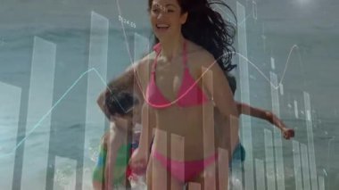 Sudan çıkan bir kadın, şeffaf finans tabloları kaybolurken ailesini sahile götürüyor. Tatil, sahil, açık hava, eğlence, spor, mutluluk, uyum.