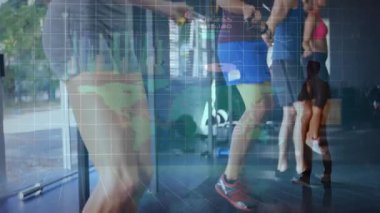 Fitness grubu ayak bileklerinden atlama halatları sallıyor, dijital izleme atlama sayıları azalıyor. Dinamik, enerjik, takım çalışması, canlılık, modern, atletik, motivasyon