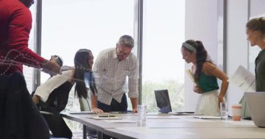 Kırmızı kazak sunucusu olarak kürsüde toplanan takım, VR kulaklık teknolojisini inceliyor. İşbirliği, yenilik, teknoloji, profesyonel, toplantı, şirket, tartışma