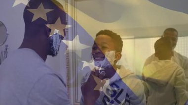 Baba, tıraş fırçasını krema kasesine daldırıyor ve oğluna aynayla özel bakım öğretiyor. Aile, kaynaşma, akıl hocalığı, tımar, neşeli, banliyö, el işi.