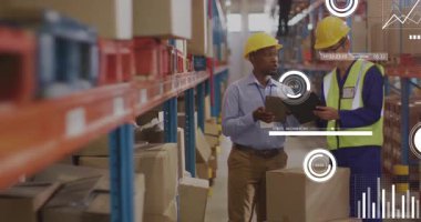 Depo personeli dijital cihazların verilerini karşılaştırarak envanter denetimi için animasyon çizelgeleri ve kadranlara neden oluyor. Sanayi, lojistik, envanter, teknoloji, tedarik zinciri, veri görselleştirme, takım çalışması