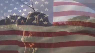 Yaralı yoldaşı gördükten sonra, asker yoldaşı taşıyarak ufku tarayarak tıbbi yardıma doğru ilerliyor. Kurtarma, takım çalışması, dayanıklılık, dayanıklılık, stratejik, taktik, açık hava