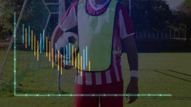 Futbolcu topu kalça hizasında tutuyor, kamera yukarı doğru dönüyor analitik çizelgeye çizgi grafiğiyle başlıyor. Atletik, rekabet, strateji, eğitim, performans, analiz, fitness