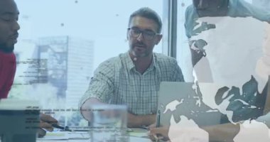 Kareli gömlekli lider haritalara doğru hareket ediyor, küresel iş eğilimlerini gösteren bir dünya haritası çıkartıyor. Şirket, işbirliği, strateji, analiz, yenilik, kentsel, profesyonel