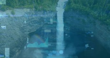 Şelale kanyona dalıyor, şemayı başlatıyor nabız oluşturup verileri canlandırıyor. Doğal, manzara, teknoloji, veri, analitik, görselleştirme, doğa