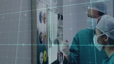 Teknisyenler tuşlara basarak tuşlara basıyor ve tıbbi ayarları değiştiriyor. Tıbbi, kalibrasyon, takım çalışması, teknoloji, steril, verimlilik, hassasiyet