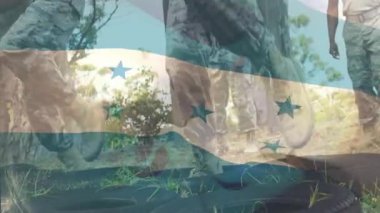 Lider, askeri tatbikat için hareketli zamanlayıcıyla lastiklerin içinden geçmeye başlayan askerler kaldırıyor. Eğitim, dayanıklılık, koordinasyon, takım çalışması, açık hava, taktik, fitness