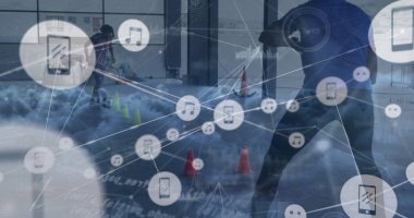 Afro-Amerikan erkek futbolcu üzerinde dijital ikon ve bulutların oluşturduğu bir ağ. Küresel ağ ve spor teknolojisi kavramı