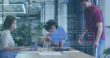 Meslektaşı dizüstü bilgisayarı yazarken mavi klasörden kadına iş belgesi incelemesi için açan bir adam. İşbirliği, takım çalışması, ofis, profesyonel, modern, iletişim, tartışma